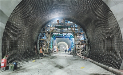 二襯臺車在開展定位工作。 劉 瑜攝