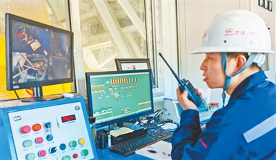 操作員在指揮隧道內作業。 劉 瑜攝