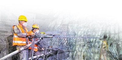 工人在進行爆破鉆孔作業。 胡苗苗攝