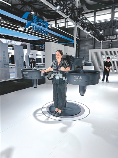 在2025年世界移動通信大會（上海）現場，國外參展商在體驗長安汽車推出的可進行空中飛行的飛行書包。