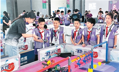 在世界移動通信大會（上海）現場，選手正在參加2025年世界機器人大賽上海選拔賽。