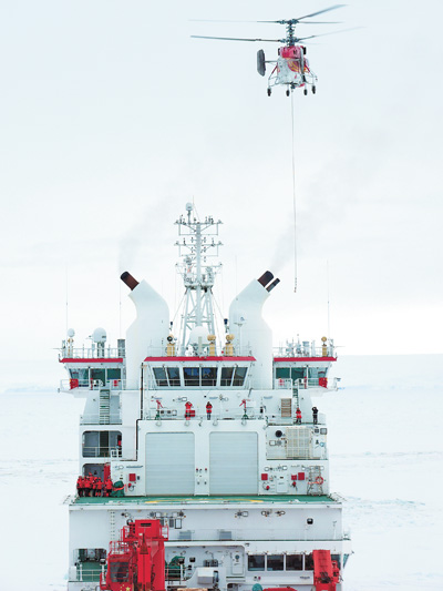 一次卸貨任務中，承擔人員轉運任務的“雪鷹301”直升機正在降落“雪龍2”號艉甲板。