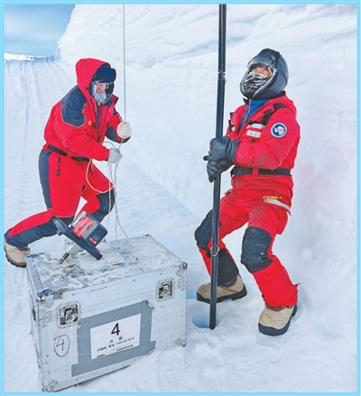 科考隊員在海拔4000米的冰原上拔出手搖鉆。