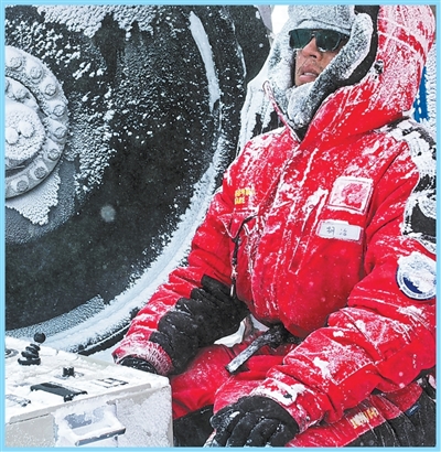 科考隊員在操作打鉆機。