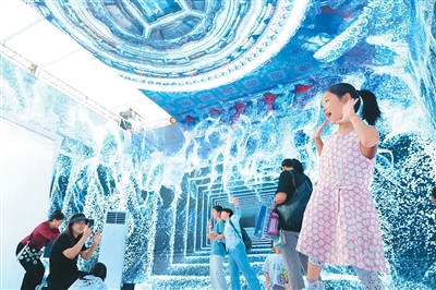 觀眾在2024年服貿會首鋼園區文旅服務專題展區沉浸式全景體驗區“新視聽體驗空間”參觀拍照。 新華社記者 任 超攝