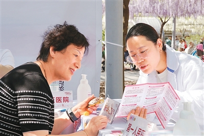 日前，由上海市護理學會第十二屆理事會消化內鏡護理專委會主辦、嘉定區中心醫院承辦的健康咨詢活動在嘉定區紫云廊公園舉行，普及胃病防治知識。圖為醫生為市民科普健康知識。 馬偉勤攝（人民視覺）