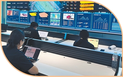 中國科學院智能農業團隊指揮中心里，科研人員正遠程采集農業信息。 何 寬攝