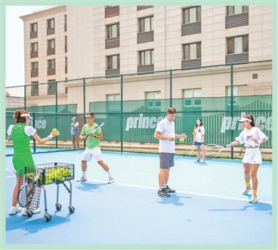 北京市民在全民健身活動中學習網球。   王子誠攝（影像中國）