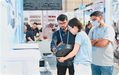 4月16日，客商在廣交會上了解掃地機器人產品。   新華社記者 盧漢欣攝