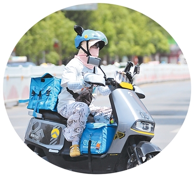 7月4日，江蘇省徐州市睢寧縣縣城，外賣小哥正在送餐。   洪 星攝（人民視覺）