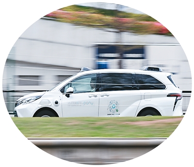 行駛在廣東省廣州市街頭的出租車。   新華社記者 鄧 華攝