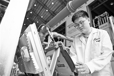 圖為 9月11日，在位于合肥市的聚變堆主機關鍵系統綜合研究設施園區內，科研人員在查看離子回旋加熱系統的運行狀態。新華社記者 張端攝