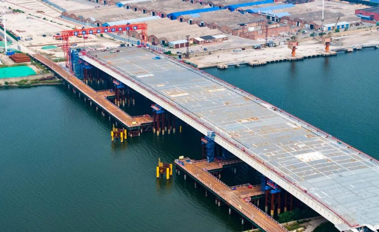 萬噸級跨海河主橋鋼箱梁精準就位