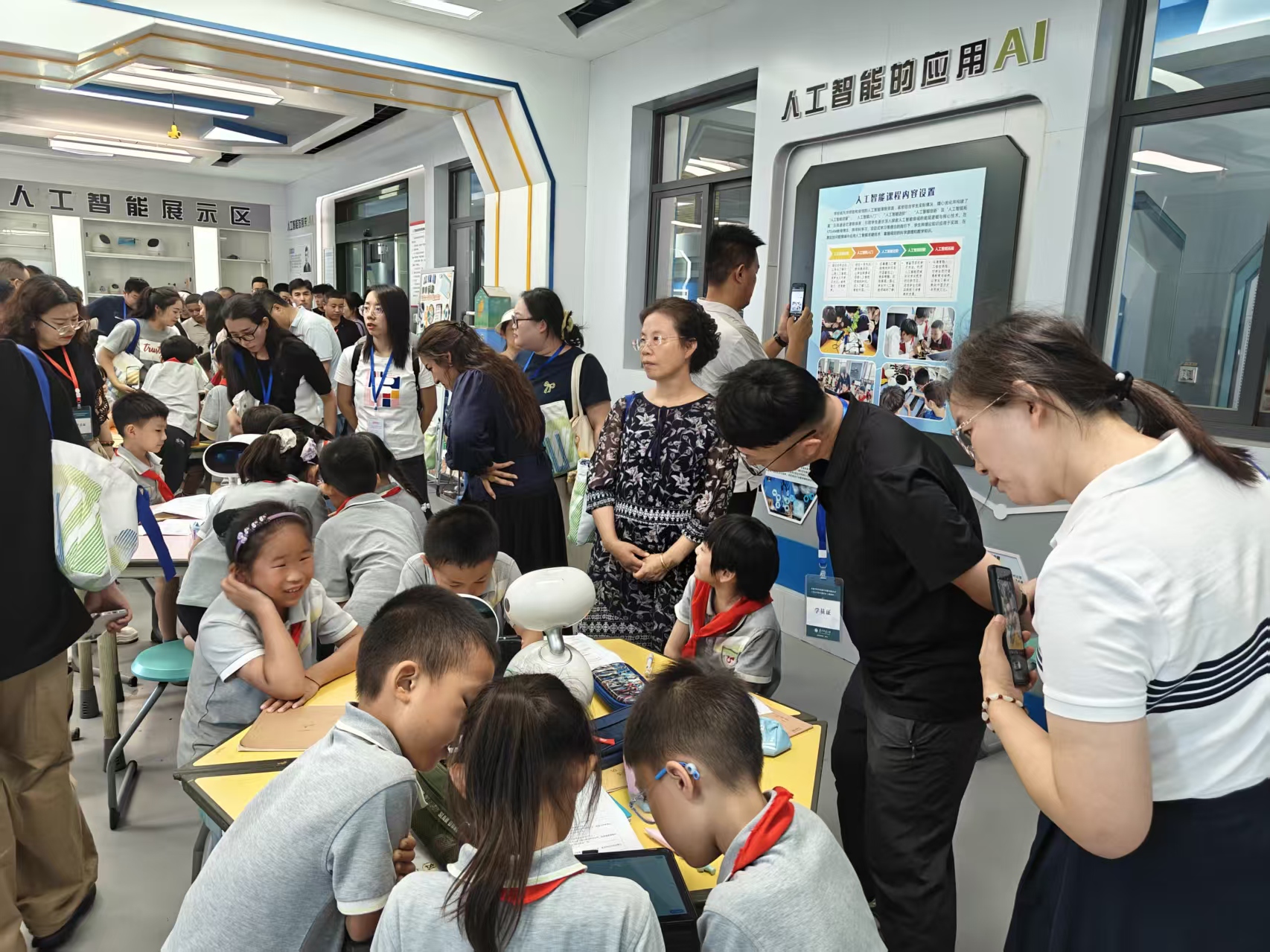 學員在武漢市經開實驗小學跟崗學習(受訪者供圖)