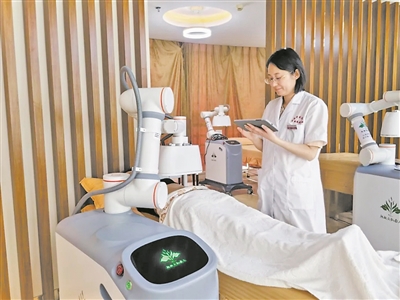 熱敏灸機器人正在進行精準施灸。  受訪單位供圖