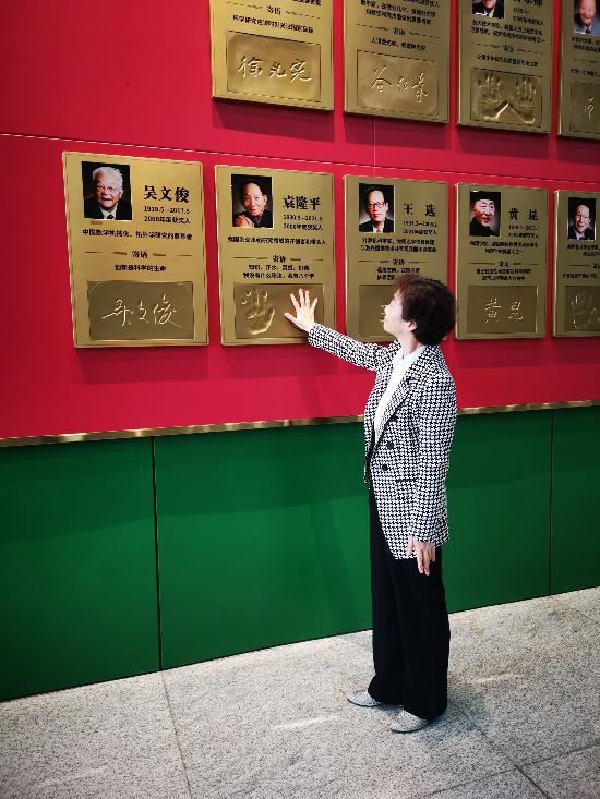 圖為袁隆平院士的秘書辛業蕓研究員