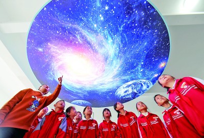 學生在貴州開陽縣東湖小學航天科普園地參觀學習。新華社發