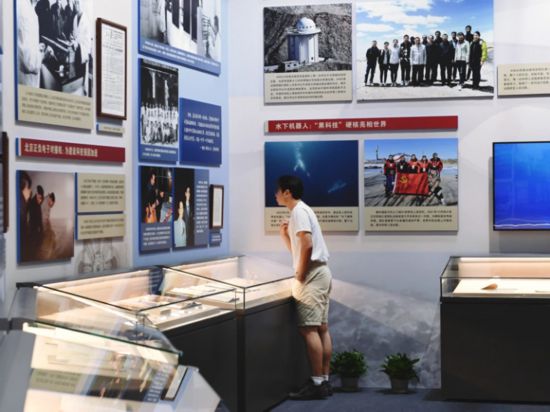 圖為觀眾參觀中國科學家博物館館藏精品展