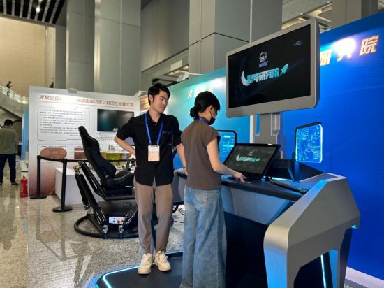 圖為觀眾體驗虛擬航天器