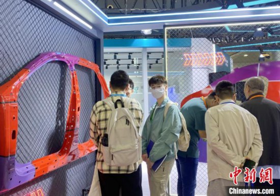 新產品2000MPa超高強鋼展示，該產品用于汽車輕量化后可明顯提高汽車的安全性和綠色化。崔佳明 攝