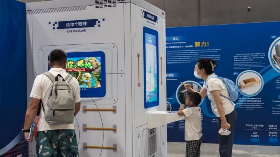 圖為觀眾參觀“星耀中國 科創未來”系列展覽之“拳拳報國芯”展