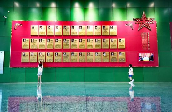 圖為更新后的科學家手模墻