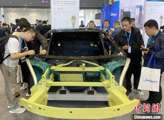 汽車輕量化，車身采用碳纖維材料打造。 崔佳明 攝