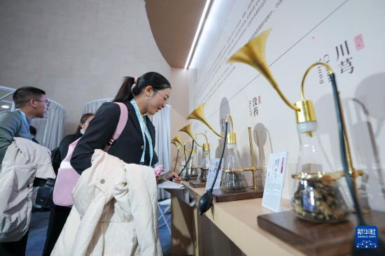12月3日，在2024世界傳統醫藥大會的中醫藥體驗區，來自泰國的參會嘉賓在參觀“絲路香藥”展示。新華社記者 鞠煥宗 攝