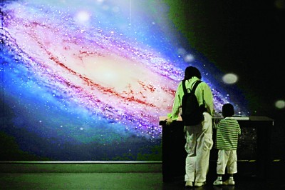 觀眾在浙江嘉興博物館參觀“仰望星空”天文科普主題展。金鵬攝/光明圖片