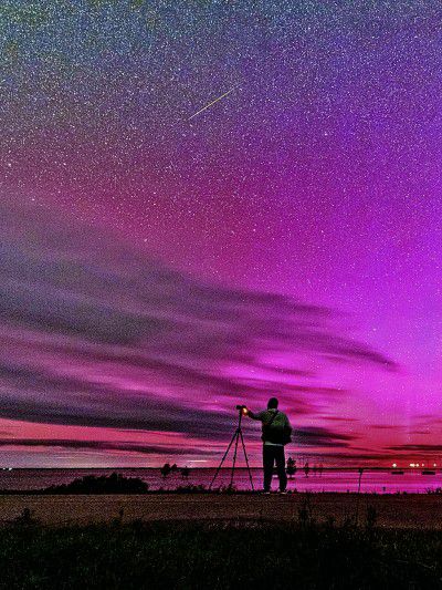 在黑龍江佳木斯市松花江富錦段拍攝的英仙座流星和極光。新華社發
