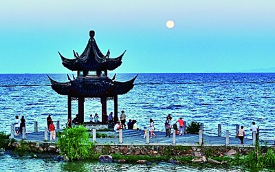 人們在江蘇宜興市丁蜀鎮太湖邊賞月。新華社發