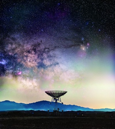 在國家天文臺密云射電天文觀測基地，射電望遠鏡與壯麗的銀河交相輝映。于海童攝/光明圖片