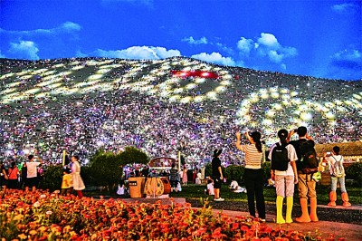 甘肅敦煌鳴沙山萬人星空演唱會。王斌銀攝/光明圖片