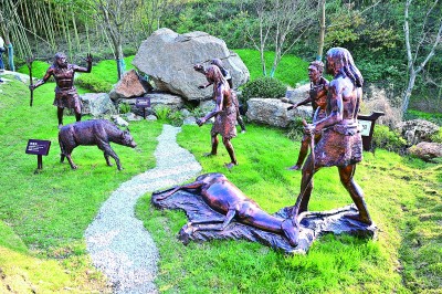 安徽省池州市東至縣華龍洞遺址的華龍洞人狩獵場景復原。新華社記者 周牧攝