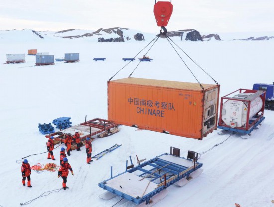 水手們準備將貨物卸到雪地車（12月9日攝）。新華社記者 黃韜銘 攝