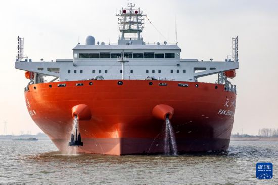 12月22日，“泛洲8”輪從泰州錨地起錨。新華社發（湯德宏 攝）