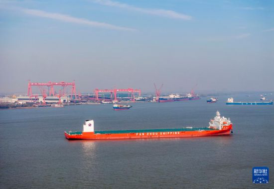 12月22日，“泛洲8”輪停泊在泰州錨地（無人機照片）。