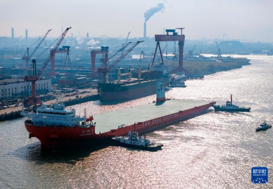 12月22日，“泛洲8”輪準備靠泊在泰州眾航船廠舾裝碼頭（無人機照片）。新華社發（湯德宏 攝）