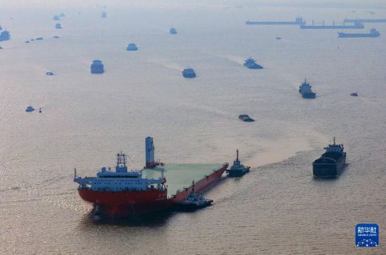 12月22日，“泛洲8”輪行駛在長江高港段（無人機照片）。新華社發（湯德宏 攝）