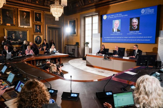 2024年10月8日，瑞典皇家科學院宣布將2024年諾貝爾物理學獎授予美國普林斯頓大學的約翰·霍普菲爾德和加拿大多倫多大學的杰弗里·欣頓。新華社記者 彭子洋 攝