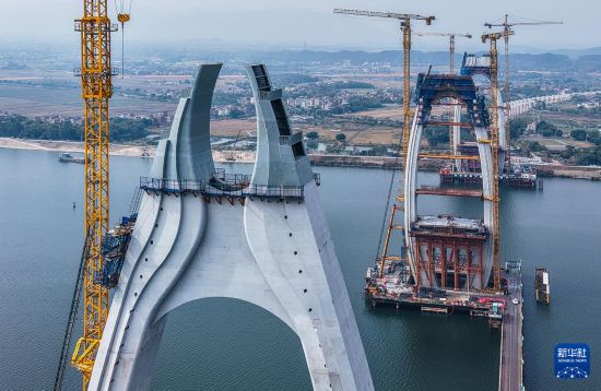這是12月25日拍攝的清花高速北江特大橋封頂的主塔（前）（無人機照片）。新華社記者 劉大偉 攝