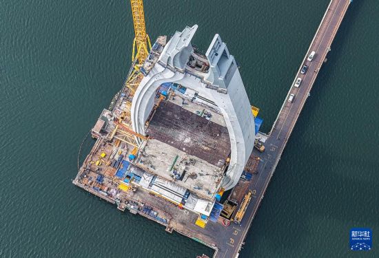 這是12月25日拍攝的清花高速北江特大橋封頂的主塔（無人機照片）。新華社記者 劉大偉 攝