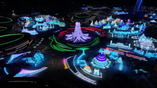 哈爾濱冰雪大世界建設現場。新華社發