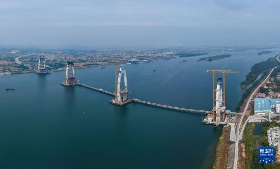 這是12月25日拍攝的清花高速北江特大橋封頂的主塔（右二）（無人機照片）。新華社記者 劉大偉 攝