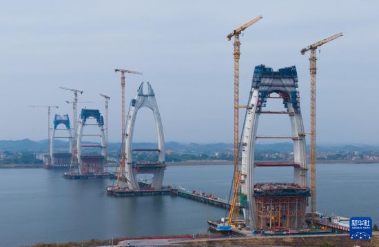 這是12月25日拍攝的清花高速北江特大橋封頂的主塔（右二）（無人機照片）。