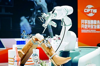2024年中國國際服務貿易交易會上展出的人工智能骨科手術機器人。新華社發