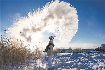   游客在黑龍江省遜克縣克林鎮平臺村體驗“潑水成冰”。新華社記者 謝劍飛攝