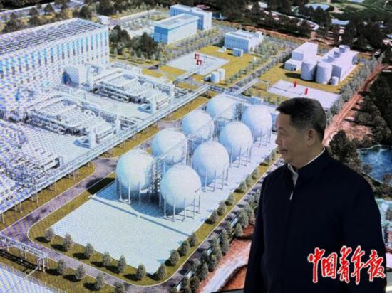 中國工程院院士楊春和正在介紹湖北應城300兆瓦壓縮空氣儲能電站。中青報·中青網見習記者 崔文瀚/攝