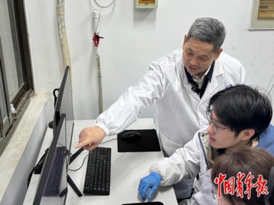 中國工程院院士楊春和正在指導學生進行實驗。中青報·中青網見習記者 崔文瀚/攝