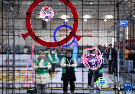 1月16日，參賽選手在比賽中。新華社記者 郝源 攝